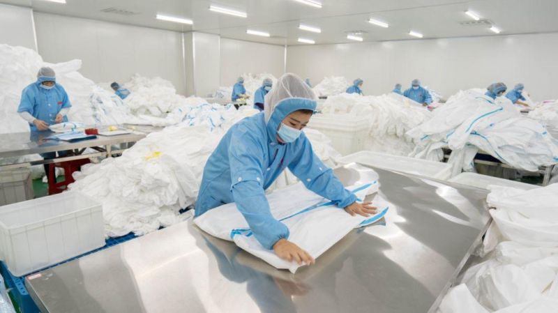 Disposable Waterproof Dustproof CPE Gown Isolation Gown with Sleeve and Thumb Loop Protective Clothing FDA CE ISO13485 Plastic Isolation Gown Surgical Coverall