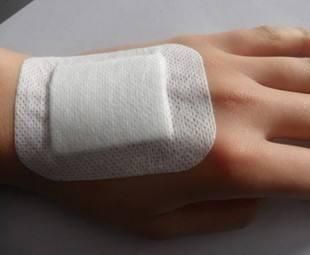 Adhesive Wound Dressing with Non Woven Material for Medical Wound Using